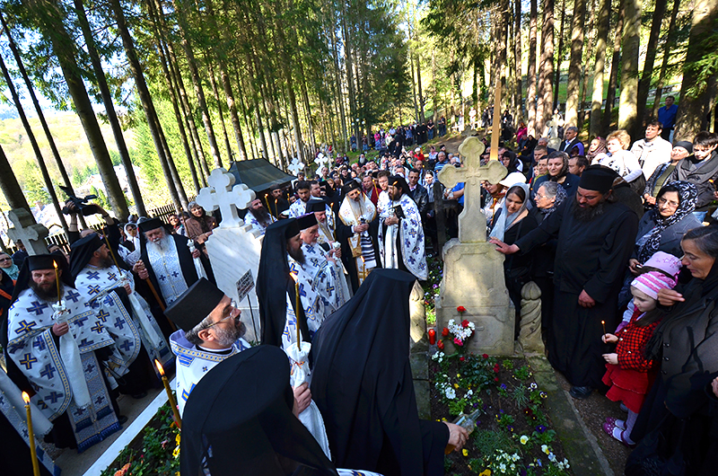 După oficierea parastasului, a avut loc procesiunea la mormântul părintelui Cleopa, unde s-a făcut un trisaghion. Părintele Cleopa este „aristocratul ţărănimii româneşti”