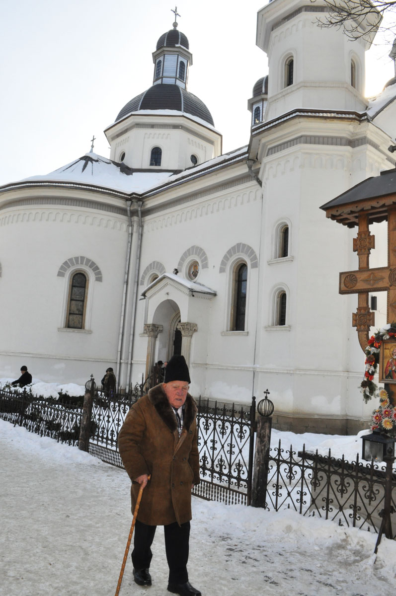 Pe calea rugăciunii, cu desagii de bucurii şi dureri
