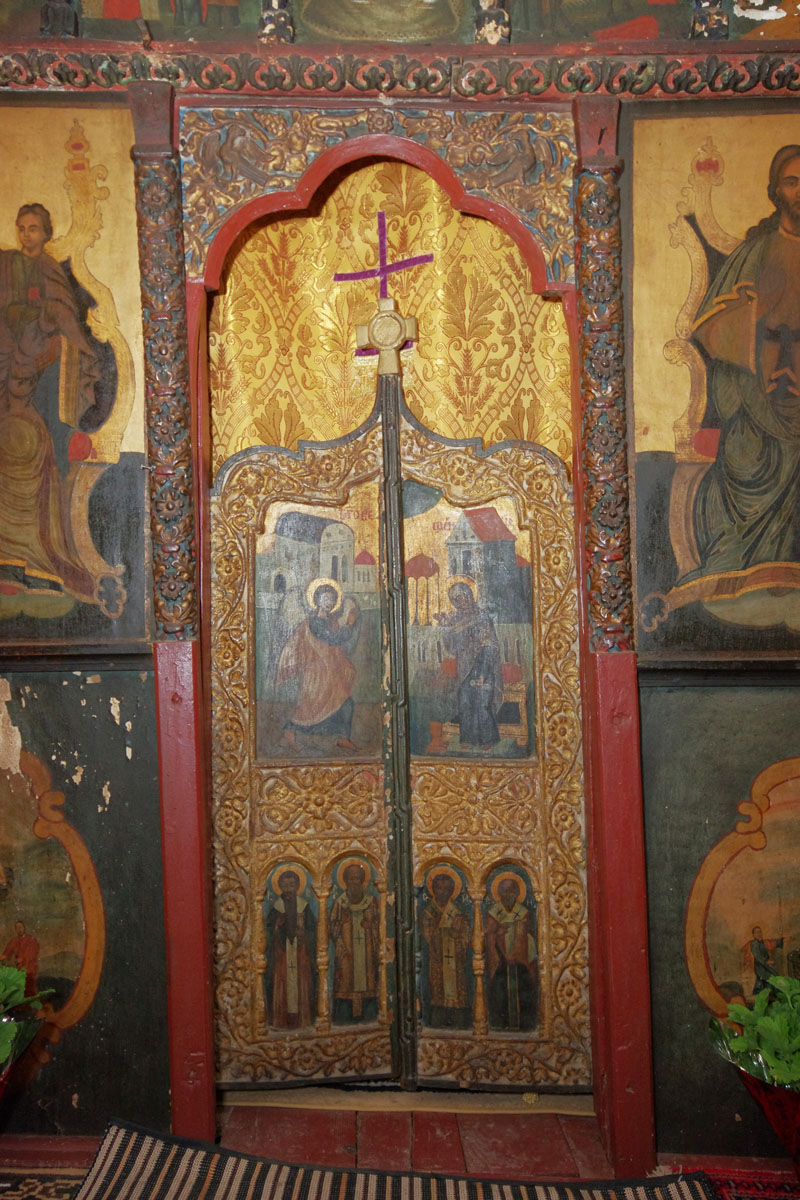 Migala lucrului în lemn se poate observa după modul în care sunt decorate uşile împărăteşti Piatră şi lemn, împletite în destinul ctitoriei domneşti de la Şcheia