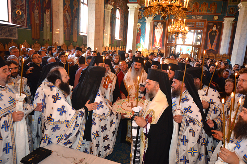 După oficierea Sfintei Liturghii, ierarhii prezenți și preoții slujitori au săvârșit slujba parastasului pentru părintele Cleopa. Părintele Cleopa este „aristocratul ţărănimii româneşti”