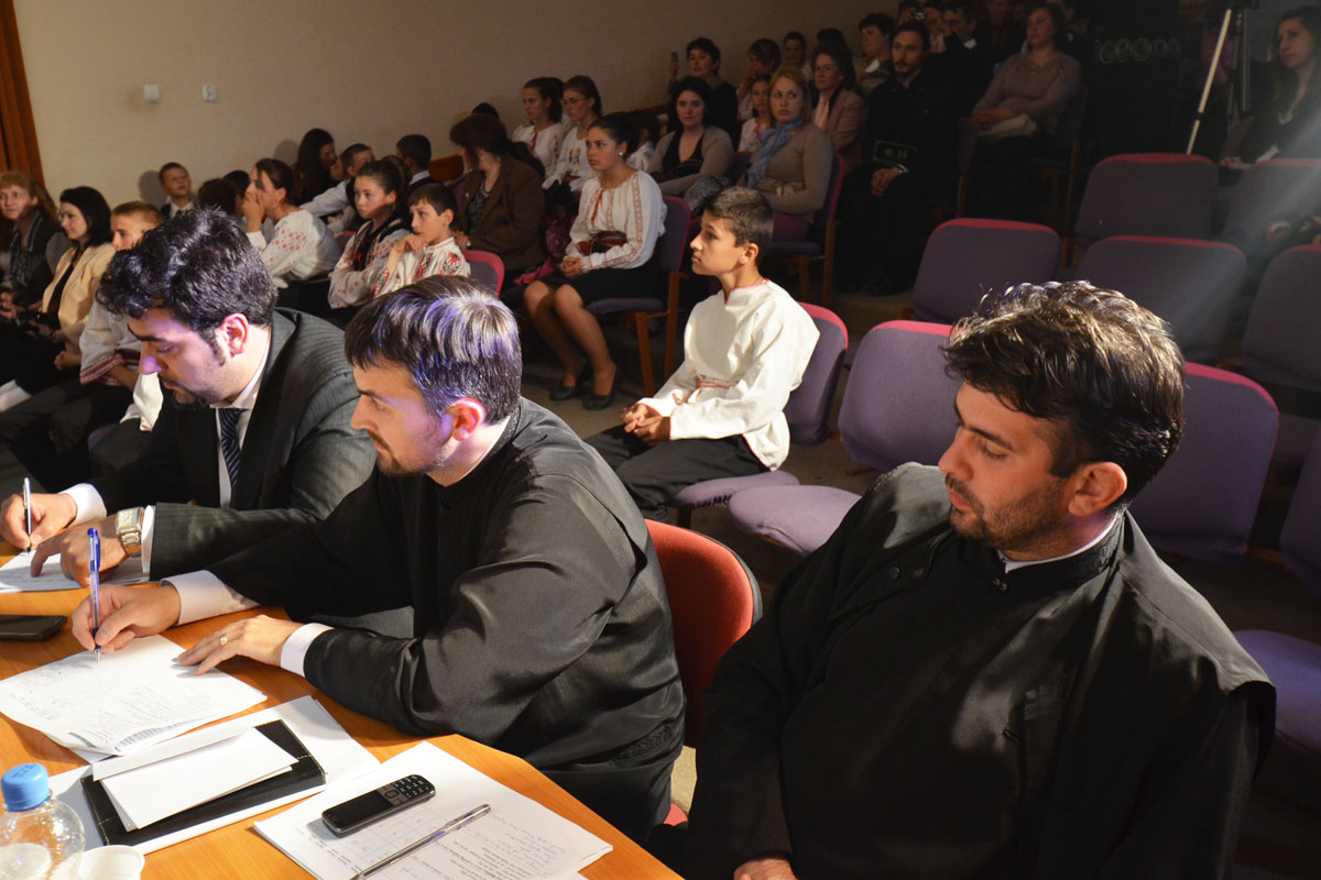 Juriul concursului a fost format din pr. Gabriel Nastasă, asistent suplinitor la disciplina Muzică bisericească şi Ritual în cadrul Facultăţii de Teologie Ortodoxă „Dumitru Stăniloae“ din Iaşi, alături de Adrian Sârbu, prep. univ. la Universitatea de Arte „George Enescu“ din Iaşi, şi de diac. prof. Mihai Ursache de la Seminarul Teologic Liceal Ortodox „Sfântul Vasile cel Mare“ din Iaşi „Am arătat că putem să-L slăvim pe Hristos şi când suntem mici“