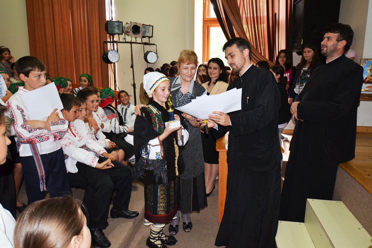 Elena Ailenei din clasa a IV-a a Şcolii cu clasele I-VIII din Brăieşti a câştigat premiul I cu trofeu „Am arătat că putem să-L slăvim pe Hristos şi când suntem mici“