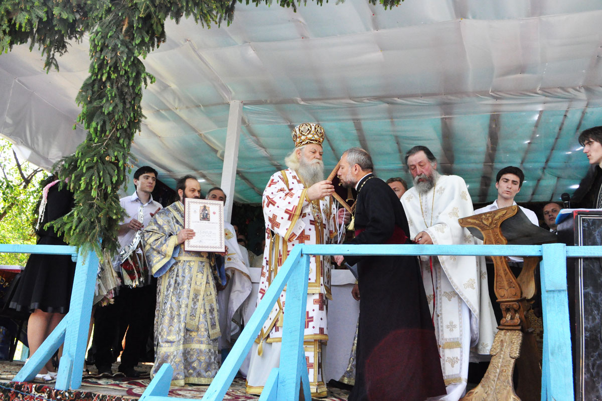 Părintele paroh Ioan Pralea a primit rangul de iconom stavrofor „În această frumoasă zi, ne-am învrednicit de multe daruri de la Dumnezeu“