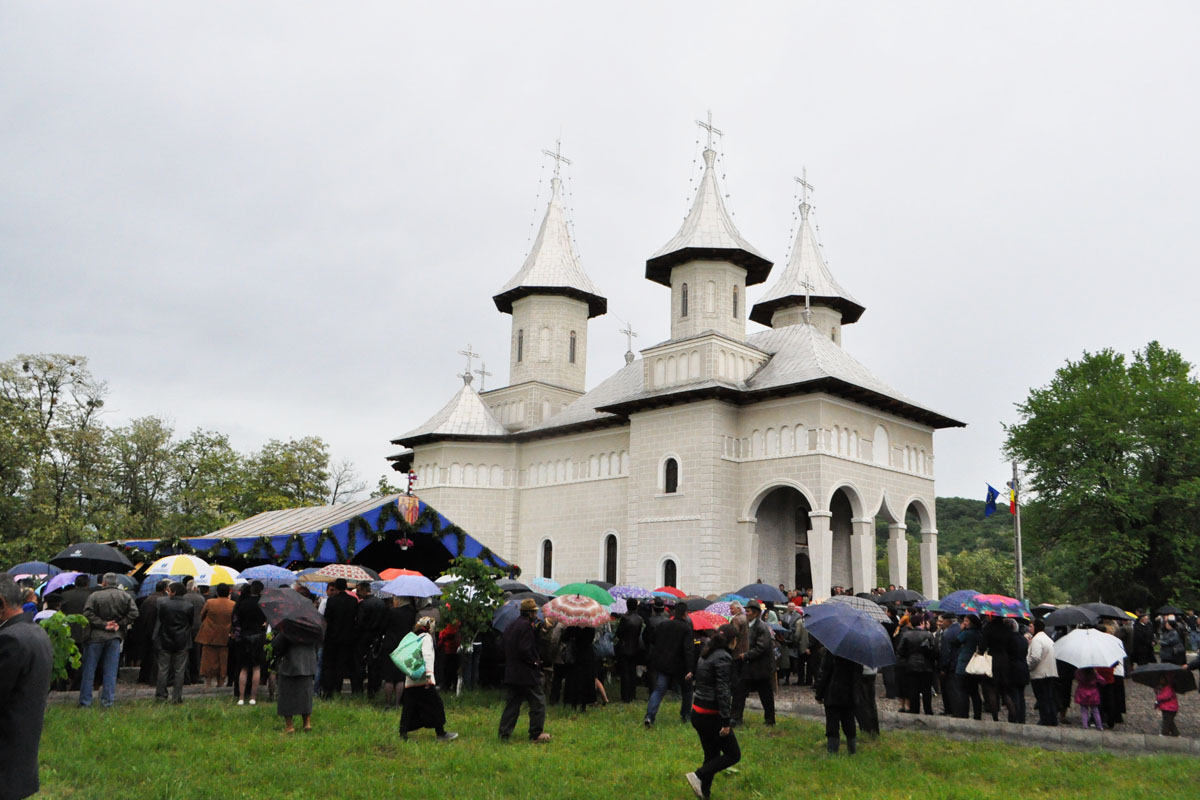 Două biserici din Arhiepiscopia Iaşilor, binecuvântate de Mitropolitul Moldovei şi Bucovinei