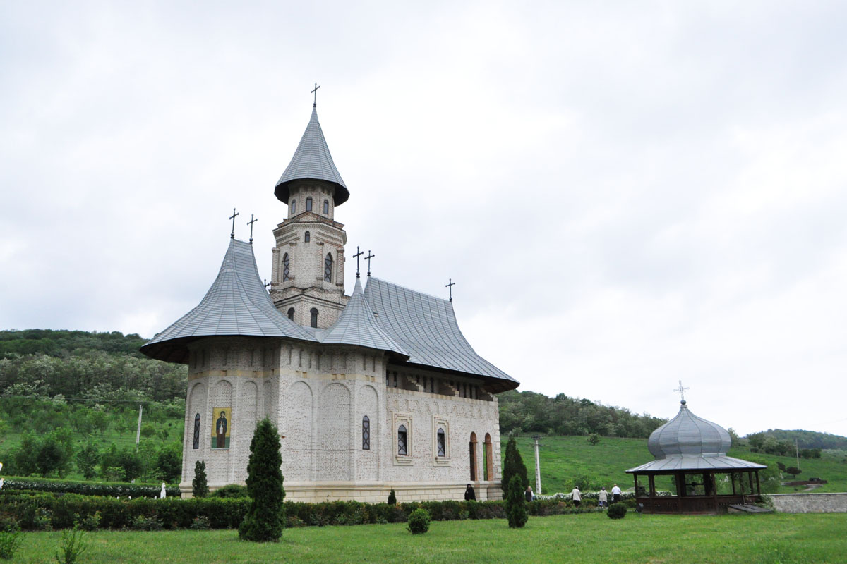 Biserica „Sfântul Ioan Evanghelistul“ a Mănăstirii Vlădiceni „Sfântul Evanghelist Ioan a simţit că Dumnezeu este iubire“