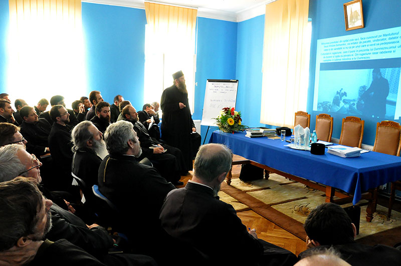 Părintele Teodor Ciurariu, preot misionar de caritate în cadrul Spitalului Municipal din Dorohoi, a prezentat referatul „Misiunea preotului în medicina paliativă: suferinţa şi înţelegerea ei prin credinţă“ „Putem înţelege suferinţa prin credinţă, aşezându-ne la picioarele Mântuitorului răstignit“