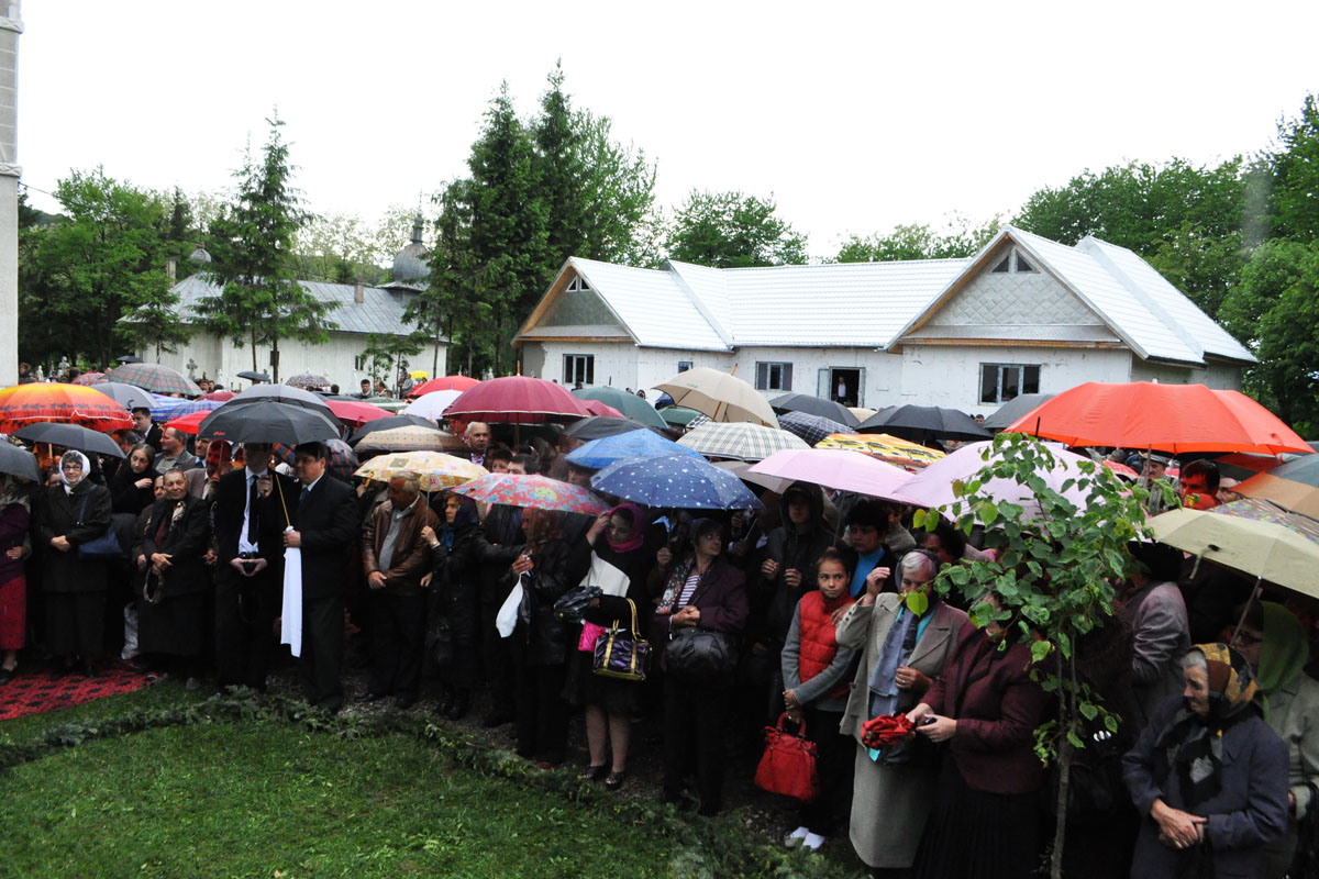 Două biserici din Arhiepiscopia Iaşilor, binecuvântate de Mitropolitul Moldovei şi Bucovinei