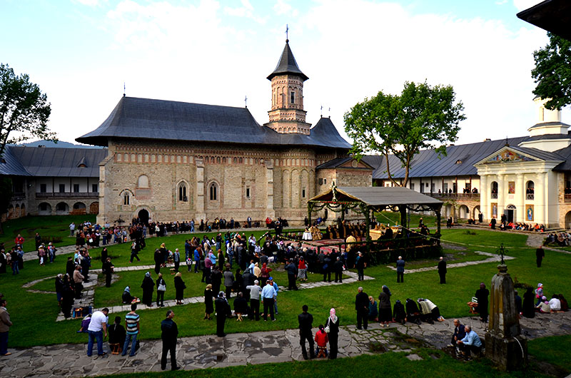 Slujba Privegherii la hramul Mănăstirii Neamţ Slujba Privegherii la hramul Mănăstirii Neamţ