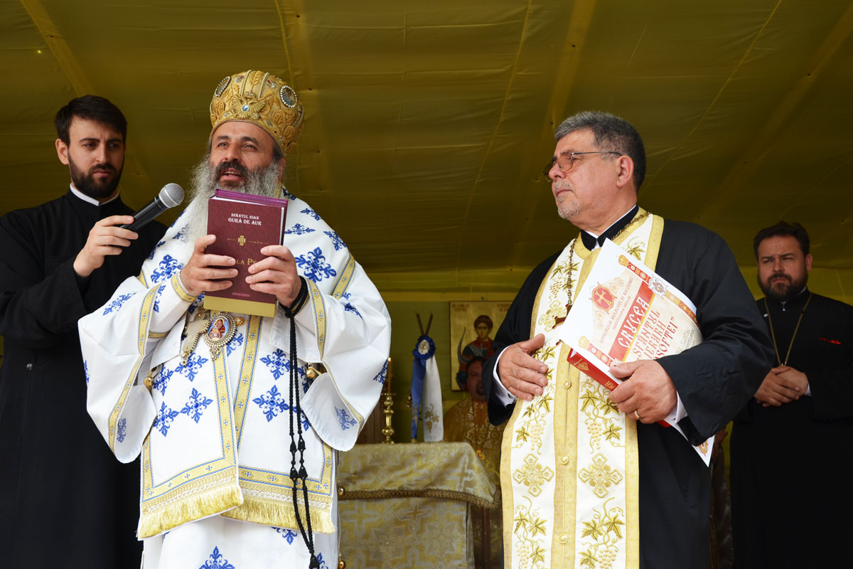 „Şi ce este viaţa veşnică? Răspunsul la această întrebare ni-l dă Sfântul Evanghelist Ioan care afirmă că viaţa veşnică este cunoaşterea lui Dumnezeu, iar la cunoaşterea lui Dumnezeu se ajunge prin cunoaşterea credinţei, prin trăirea credinţei şi prin mărturisirea credinţei“, a spus IPS Teofan „Zidim biserici din dorul de viaţa veşnică“