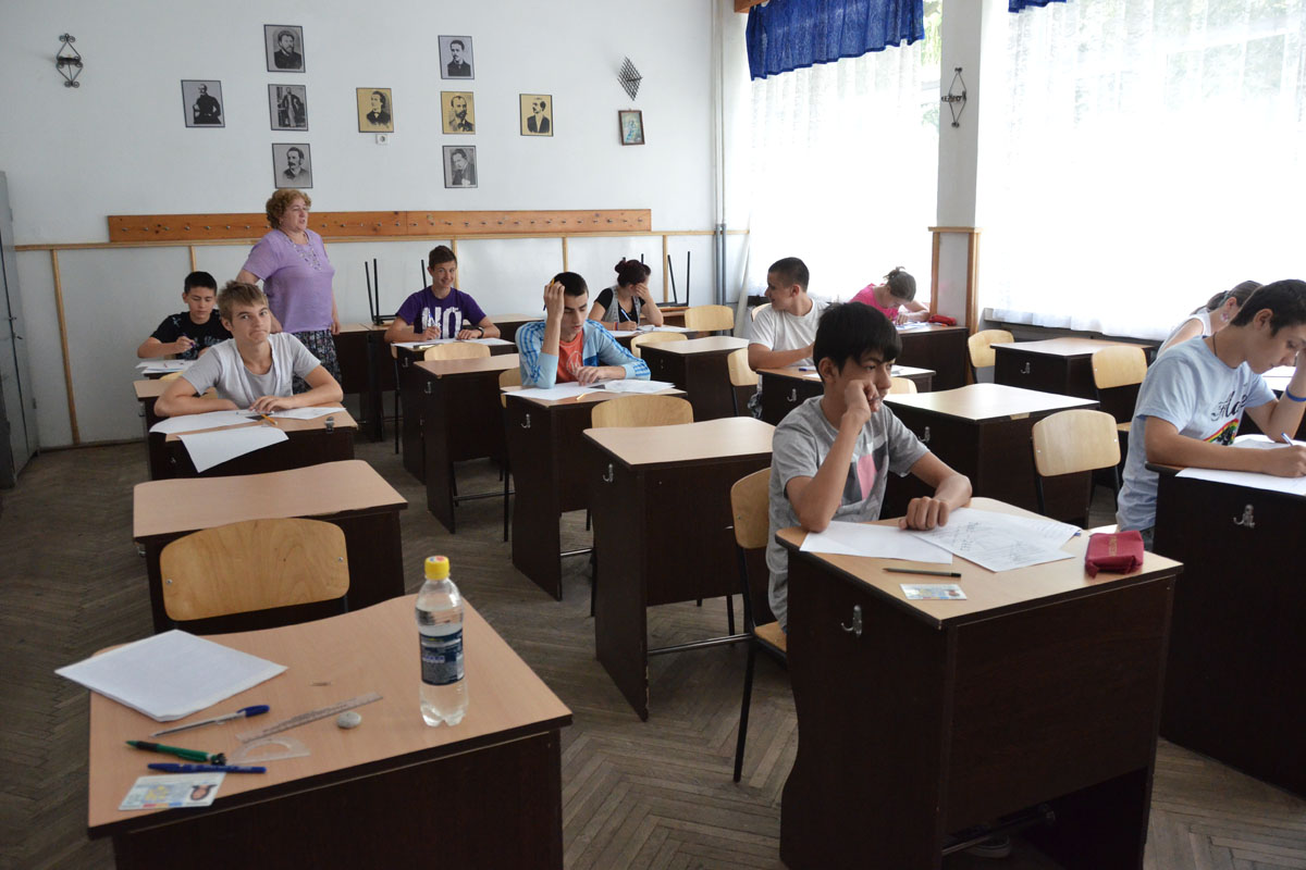 Profesorii evaluatori şi supraveghetori vor primi mai mulţi bani