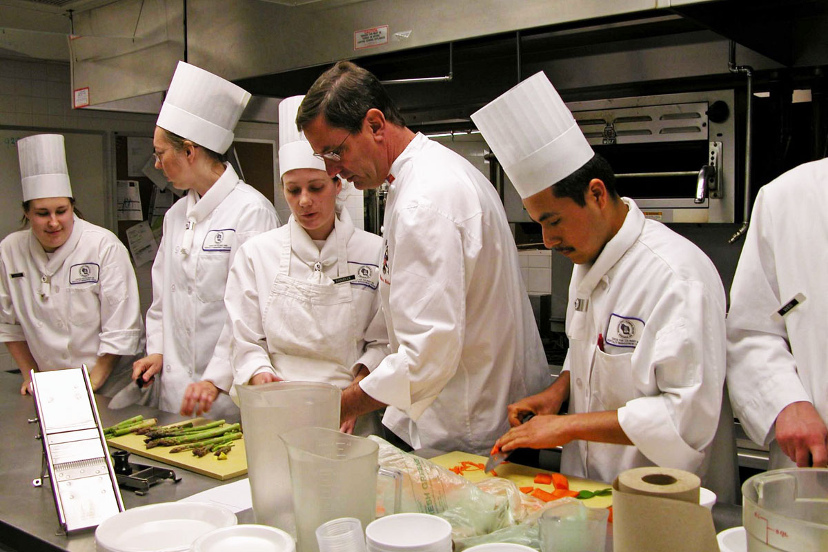 Calificări recunoscute la nivel european şi burse de 200 de lei lunar