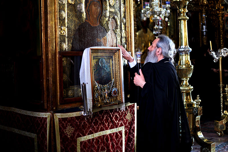 În faţa icoanei Maicii Domnului de la Mănăstirea Vatoped. 10 zile în Sfântul Munte. Pelerinajul IPS Teofan, însoţit de directorii Seminariilor teologice din Moldova, în Grădina Maicii Domnului