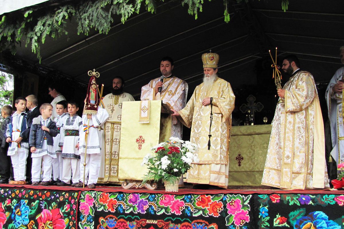 IPS Pimen a slujit Sfânta Liturghie alături de un sobor de preoţi şi diaconi Sfinţirea unei biserici, „coroana de biruinţă împotriva tuturor încercărilor“