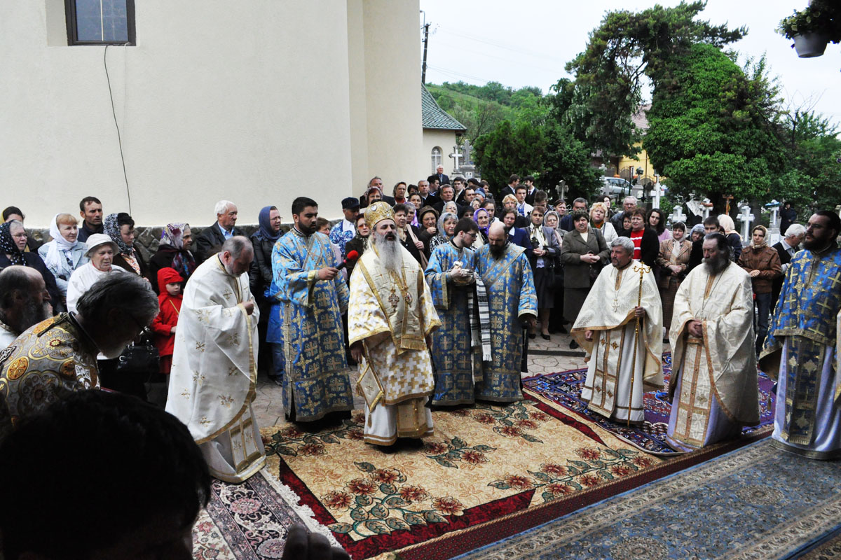 Două biserici din Arhiepiscopia Iaşilor, binecuvântate de Mitropolitul Moldovei şi Bucovinei