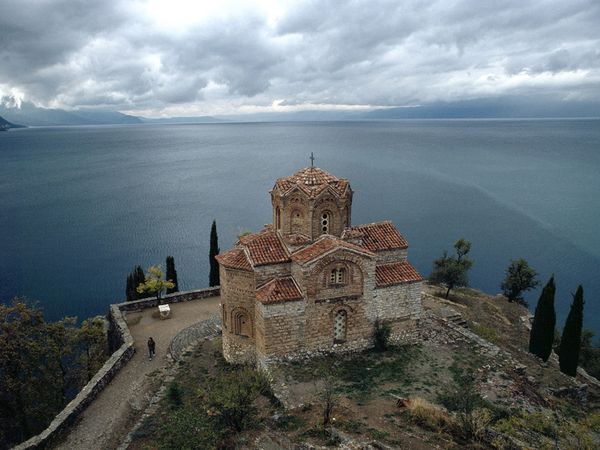 17 călugări şi credincioşi ortodocşi arestaţi în Macedonia