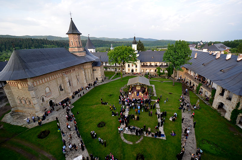 Slujba Privegherii la hramul Mănăstirii Neamţ