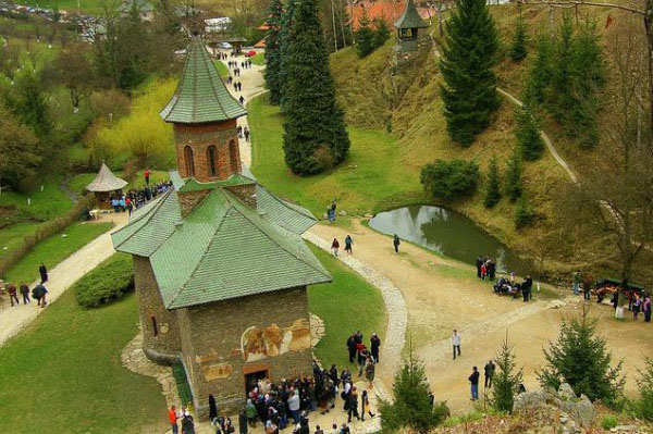 Pe urmele părintelui Arsenie Boca