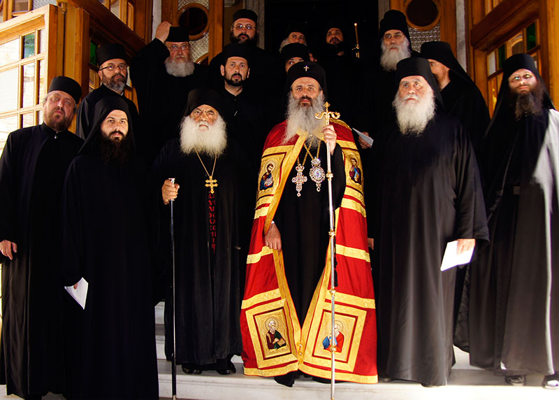 În faţa bisericii Mănăstirii Sfântul Pavel. 10 zile în Sfântul Munte. Pelerinajul IPS Teofan, însoţit de directorii Seminariilor teologice din Moldova, în Grădina Maicii Domnului