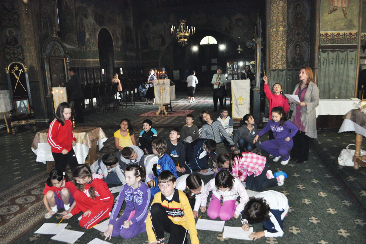 Oră de religie în biserică