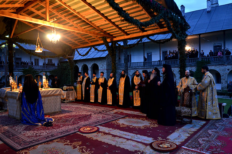 Slujba Privegherii la hramul Mănăstirii Neamţ Slujba Privegherii la hramul Mănăstirii Neamţ