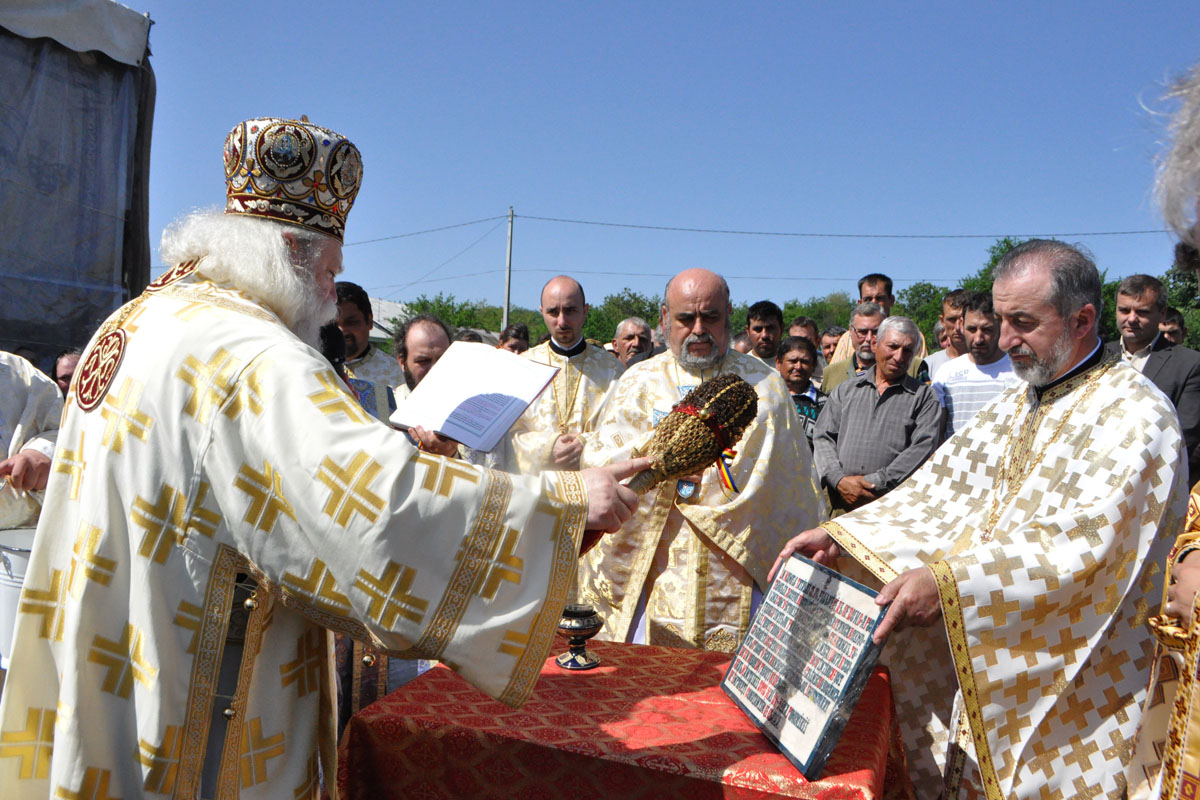 PS Calinic Botoșăneanul a pus piatra de temelie pentru biserica parohiei Stânca-Roznovanu „Credincioşii acestei parohii se înveşnicesc prin construcţia noii biserici“