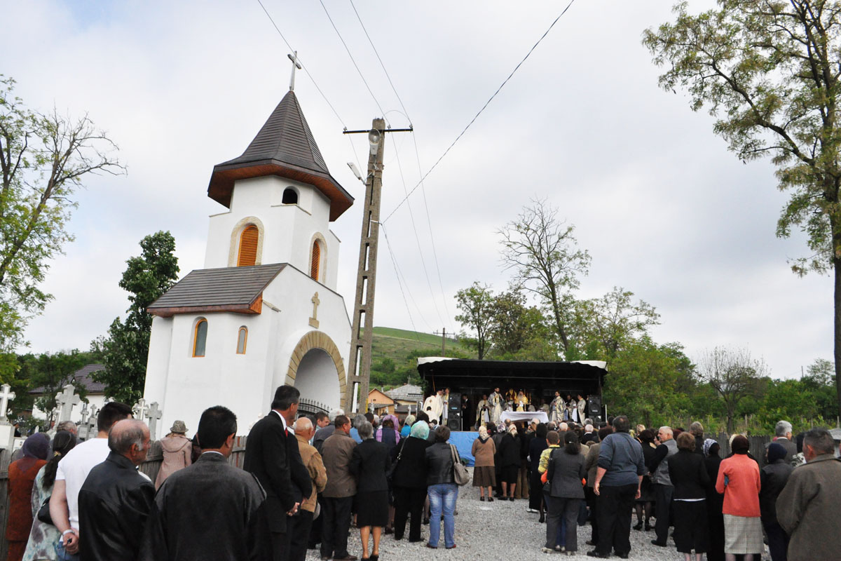 Două biserici din Arhiepiscopia Iaşilor, binecuvântate de Mitropolitul Moldovei şi Bucovinei
