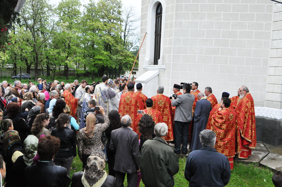 Două biserici din Arhiepiscopia Iaşilor, binecuvântate de Mitropolitul Moldovei şi Bucovinei
