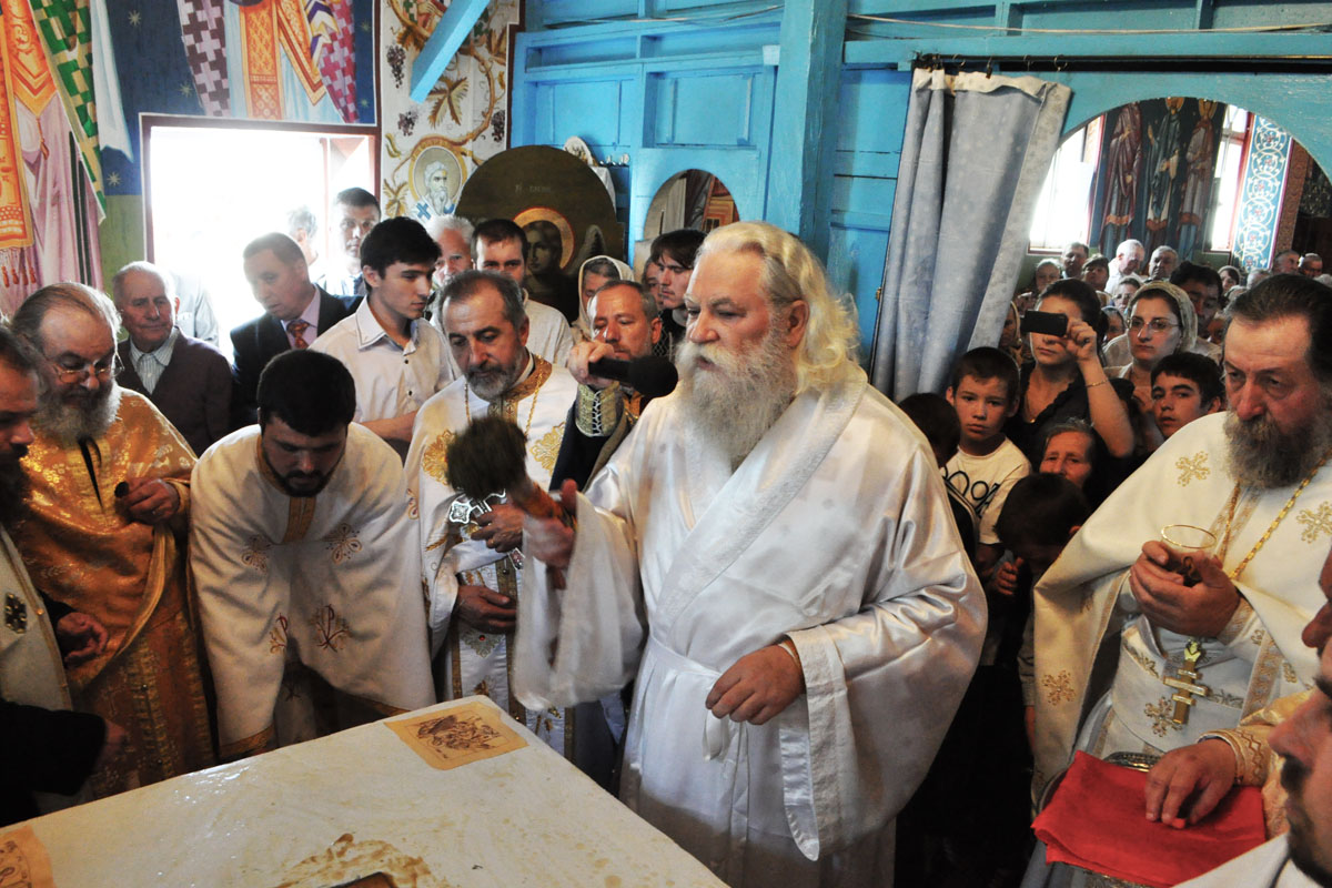 PS Calinic Botoşăneanul a resfinţit sfântul lăcaş închinat Sfântului Mina şi Sfântului Vasile cel Mare „În această frumoasă zi, ne-am învrednicit de multe daruri de la Dumnezeu“