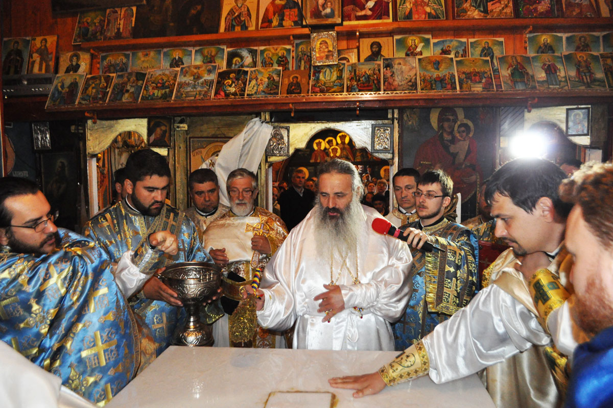 Două biserici din Arhiepiscopia Iaşilor, binecuvântate de Mitropolitul Moldovei şi Bucovinei
