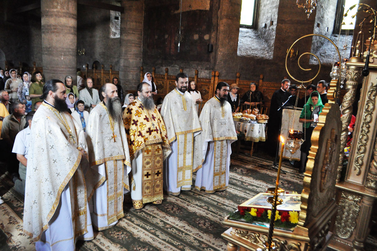 Sfânta Liturghie la Mănăstirea Galata din Iaşi Rugăciuni pentru eroii neamului în toată Moldova