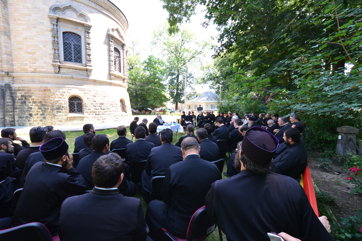 Biserica „Sfântul Nicolae“ din Roznov a găzduit conferinţa preoţilor din protopopiatele Roznov şi Ceahlău „Cu Dumnezeu alături, suferinţa devine, paradoxal, o bucurie şi o mângâiere“