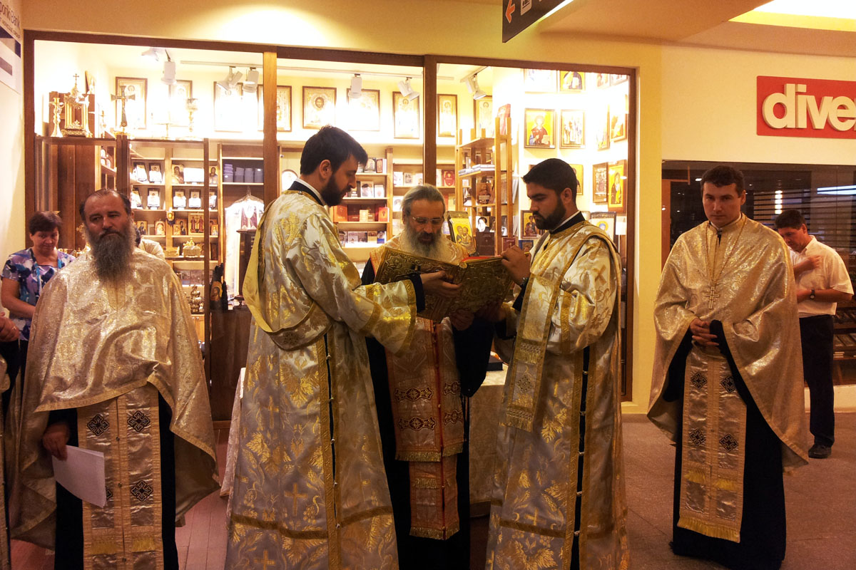A fost sfinţit noul sediu al Librăriei Doxologia din Iaşi A fost sfinţit noul sediu al Librăriei Doxologia din Iaşi