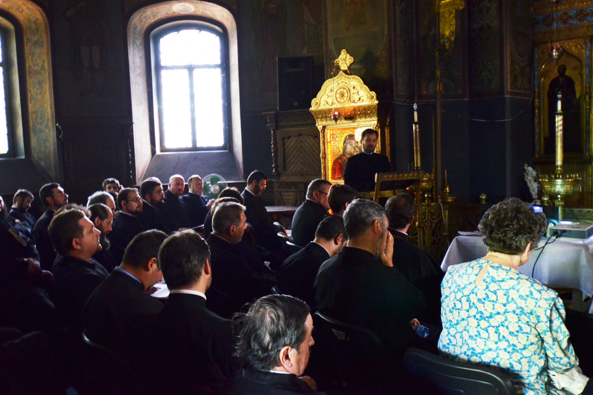 Părintele Vasile Bogdan de la parohia Şovoaia, Protopopiatul Roznov, a prezentat referatul „Suferinţa şi înţelegerea ei prin credinţă“ „Cu Dumnezeu alături, suferinţa devine, paradoxal, o bucurie şi o mângâiere“