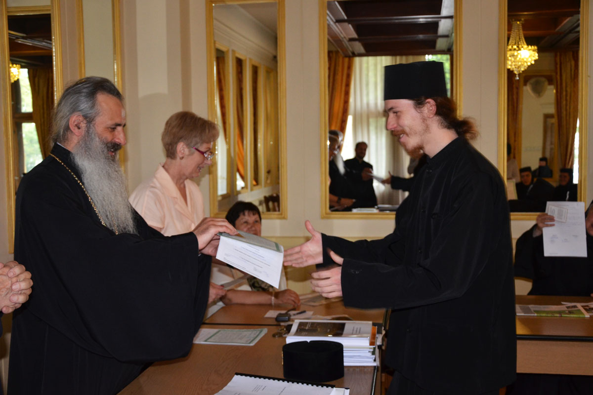 Înalt Preasfinţitul Teofan, Arhiepiscopul Iaşilor şi Mitropolitul Moldovei şi Bucovinei, a înmânat cursanţilor certificatele de absolvire „Biserica Ortodoxă Română are grijă de patrimoniu, pregătind specialişti“