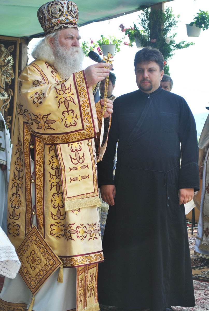 Părintele Alexandru Florariu a primit rangul de iconom stavrofor 100 de ani de la târnosirea Bisericii „Sfântul Nicolae“ din Hodora – Cotnari