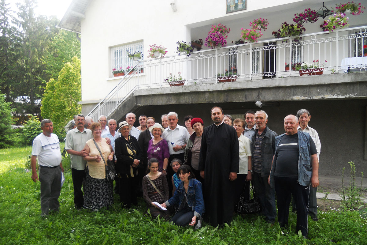 Tinerii nemţeni au adus bucurie în două centre sociale