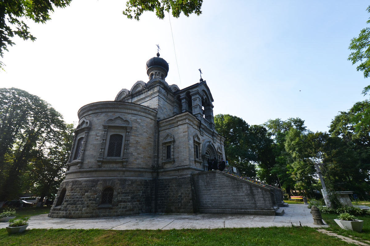 Biserica „Sfântul Nicolae“ din Roznov „Cu Dumnezeu alături, suferinţa devine, paradoxal, o bucurie şi o mângâiere“