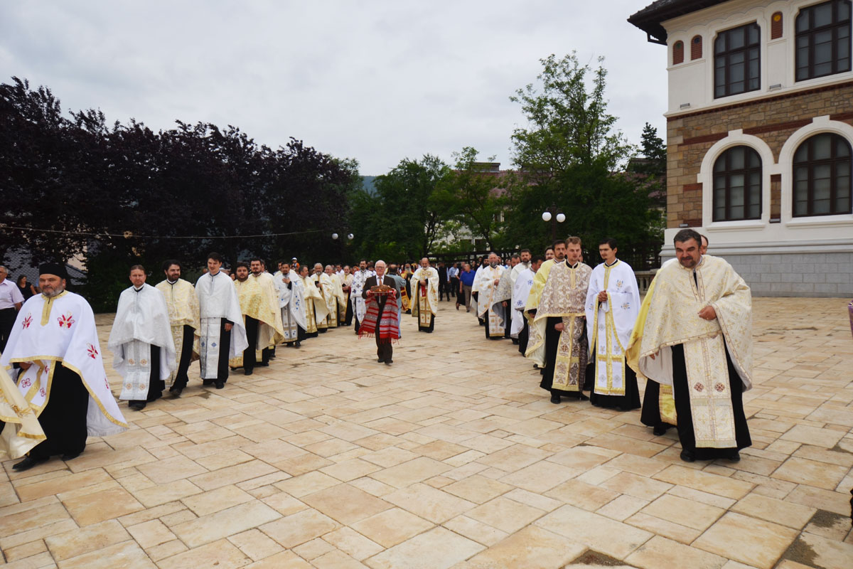 Procesiune la Piatra Neamţ cu moaştele Sfântului Ierarh Varlaam Procesiune la Piatra Neamţ cu moaştele Sfântului Ierarh Varlaam