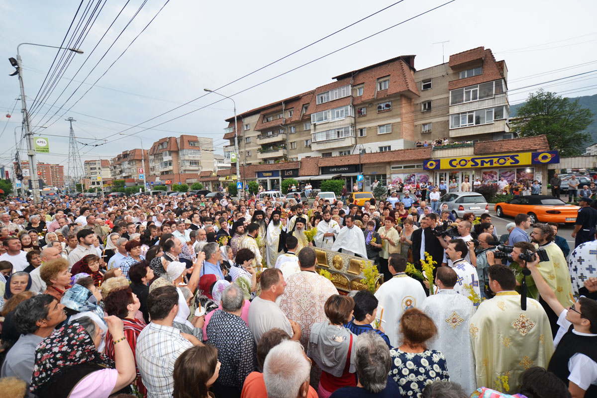 Procesiune la Piatra Neamţ cu moaştele Sfântului Ierarh Varlaam
