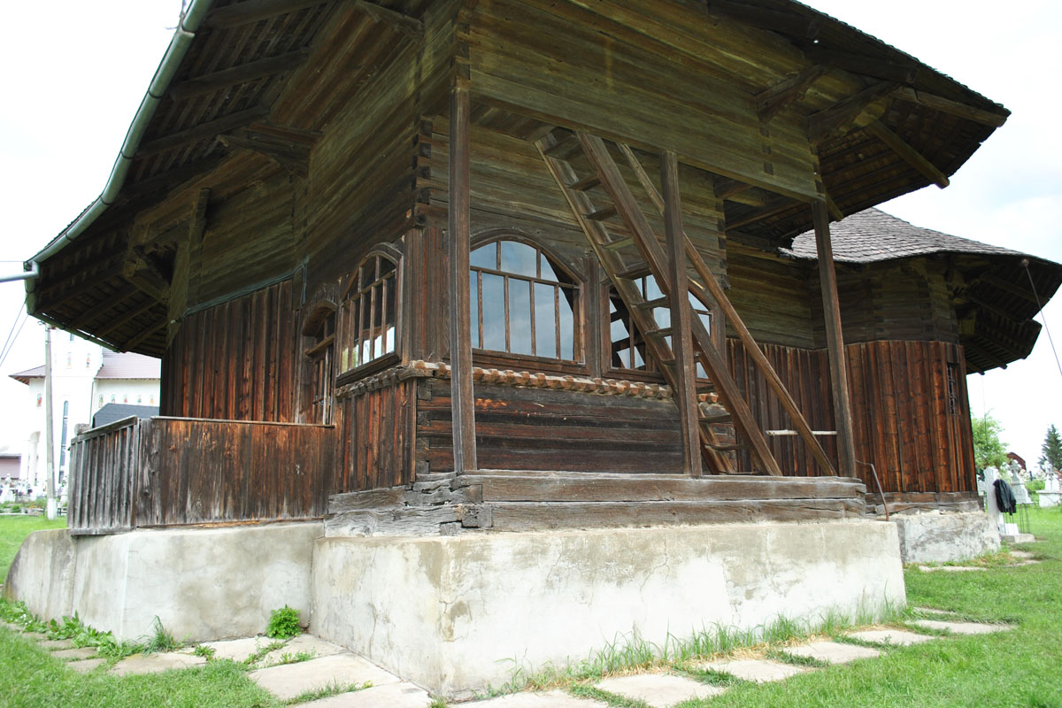 Monumentalul lăcaş de lemn de la Botoşana