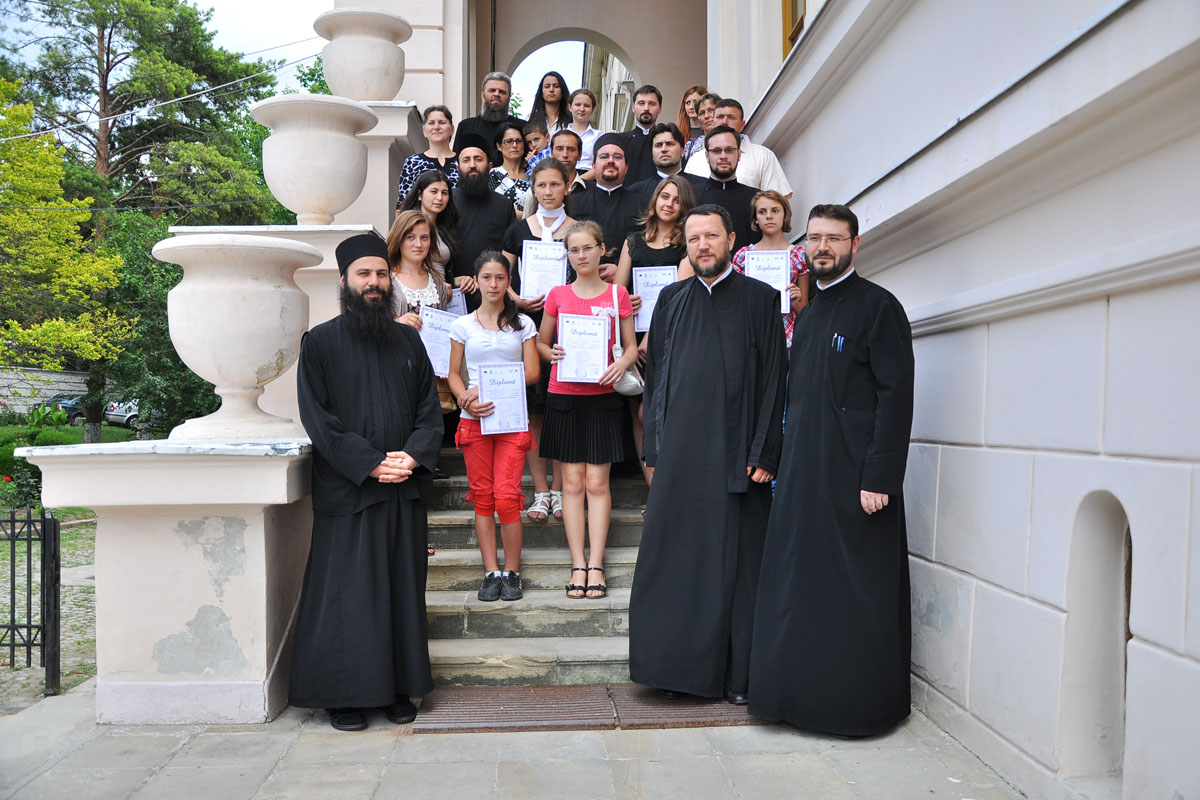 Festivitate de premiere a concursului „Alege şcoala!“ în Arhiepiscopia Iaşilor Festivitate de premiere a concursului „Alege şcoala!“ în Arhiepiscopia Iaşilor