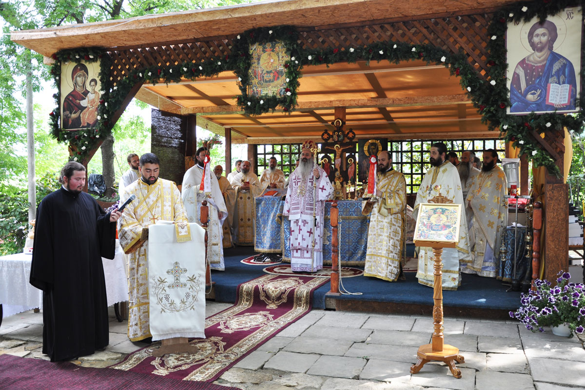 „Astăzi, Biserica prăznuieşte roadele Duhului Sfânt“ „Astăzi, Biserica prăznuieşte roadele Duhului Sfânt“