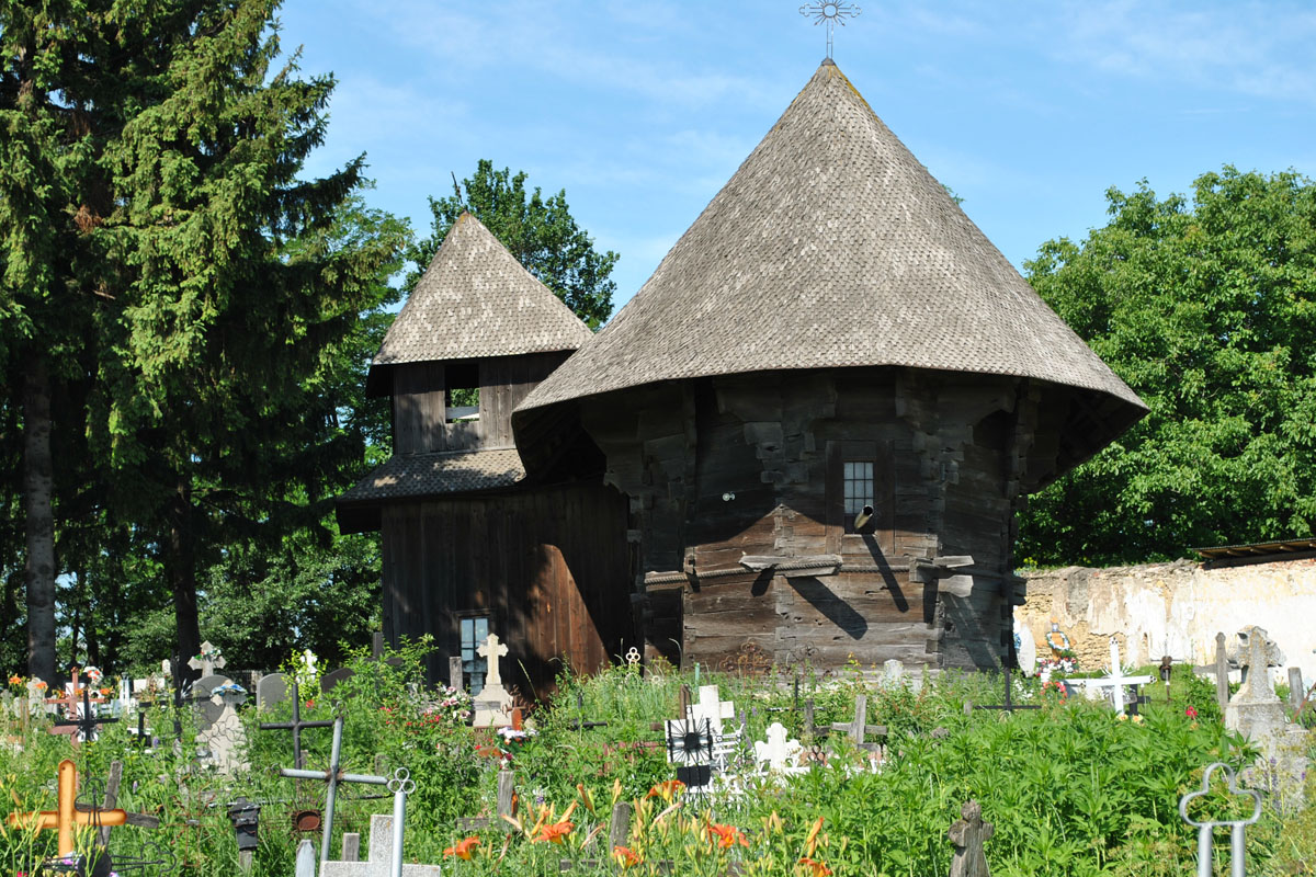 „Dragomirna“ în lemn de la Drăguşeni