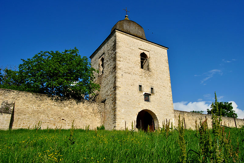 Un lăcaș „lăsat în pace”: Mănăstirea Bârnova