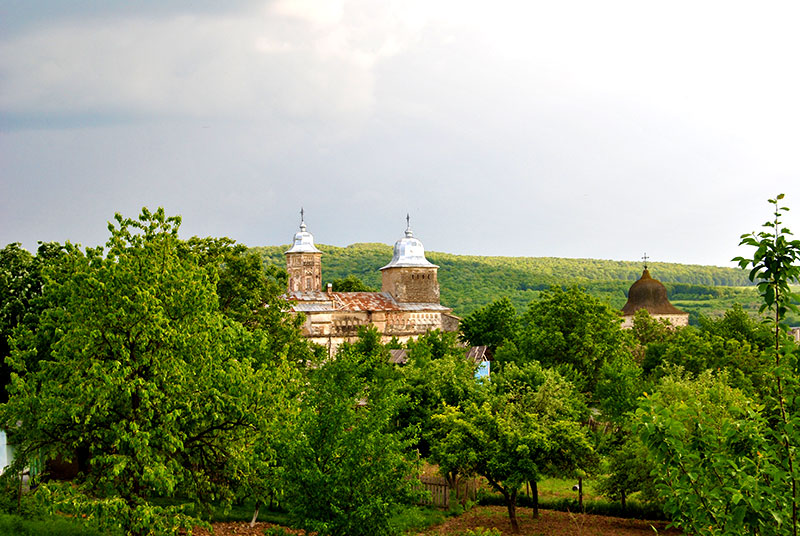 Un lăcaș „lăsat în pace”: Mănăstirea Bârnova