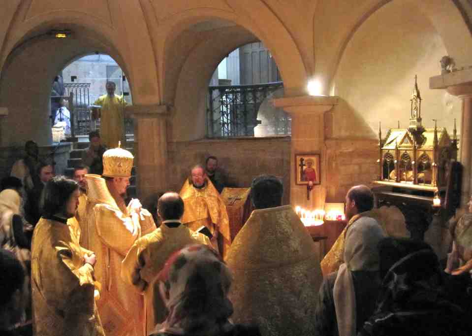 Slujbă în faţa moaştelor Sfintei Împărătese Elena