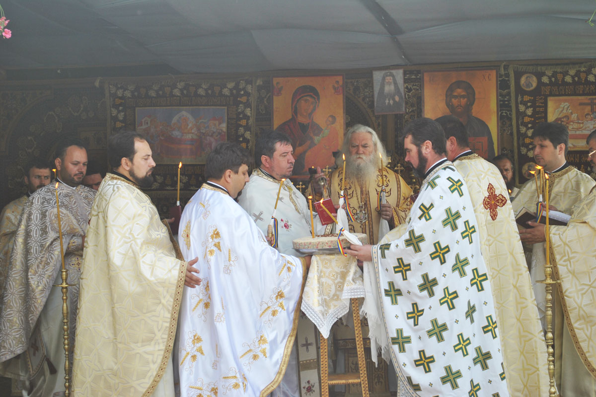 Slujba Parastasului pentru ctitori 100 de ani de la târnosirea Bisericii „Sfântul Nicolae“ din Hodora – Cotnari