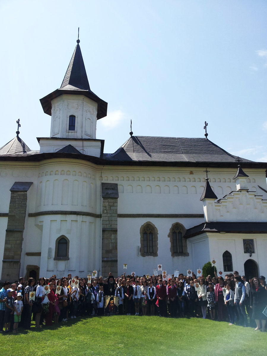 Olimpicii disciplinei religie, premiaţi la Centrul eparhial de la Roman