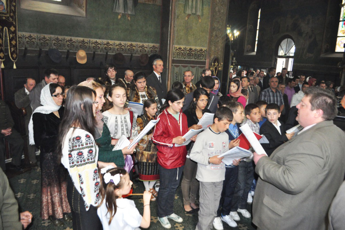 Copiii au oferit răspunsurile liturgice la Biserica „Sfântul Nicolae“ în Duminica Rusaliilor „Activitatea de astăzi încununează finalul unui an duhovnicesc“