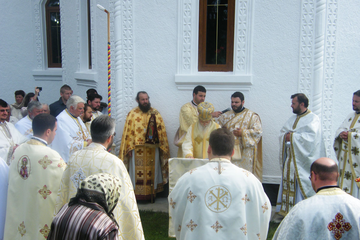 Resfinţirea bisericii parohiei Păltinoasa 1